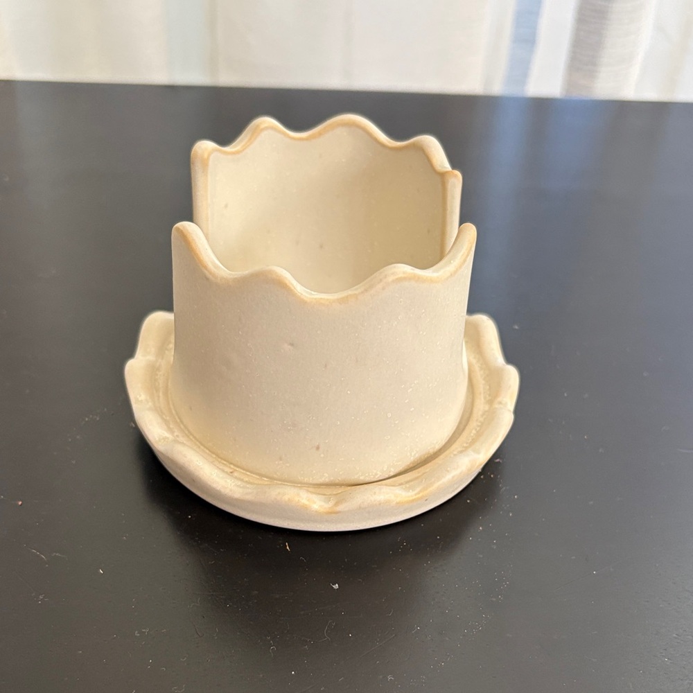 Scalloped Cream Ceramic sponge holder